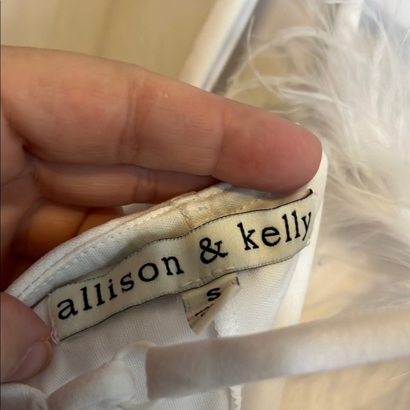 White Sleeveless Scoop Neck Dress with Faux Fur Accent Preowned - Picture 2 of 8